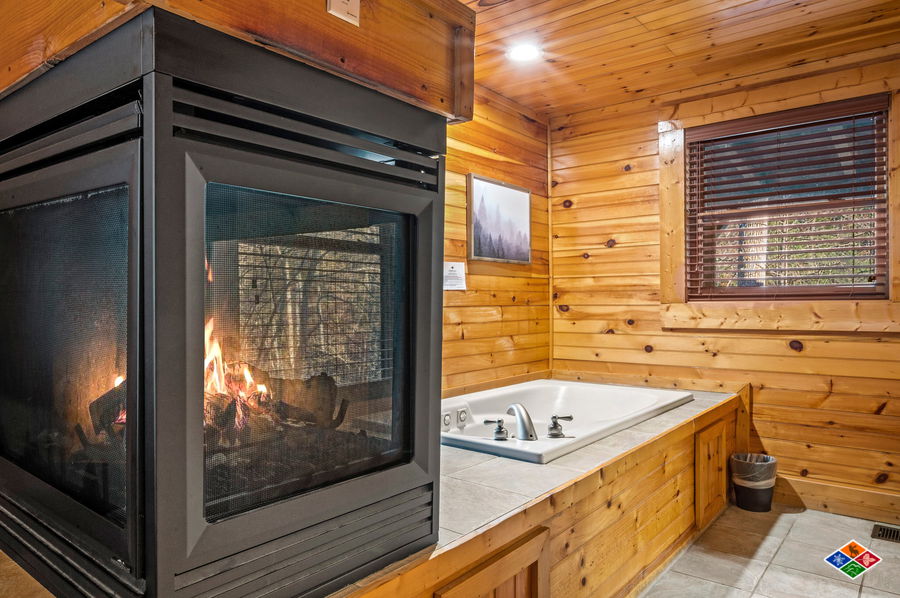 https://cdn.elkspringsresort.com/cabin-photos/mountain-laurel/esr-mountain-laurel-6960.jpg?width=900